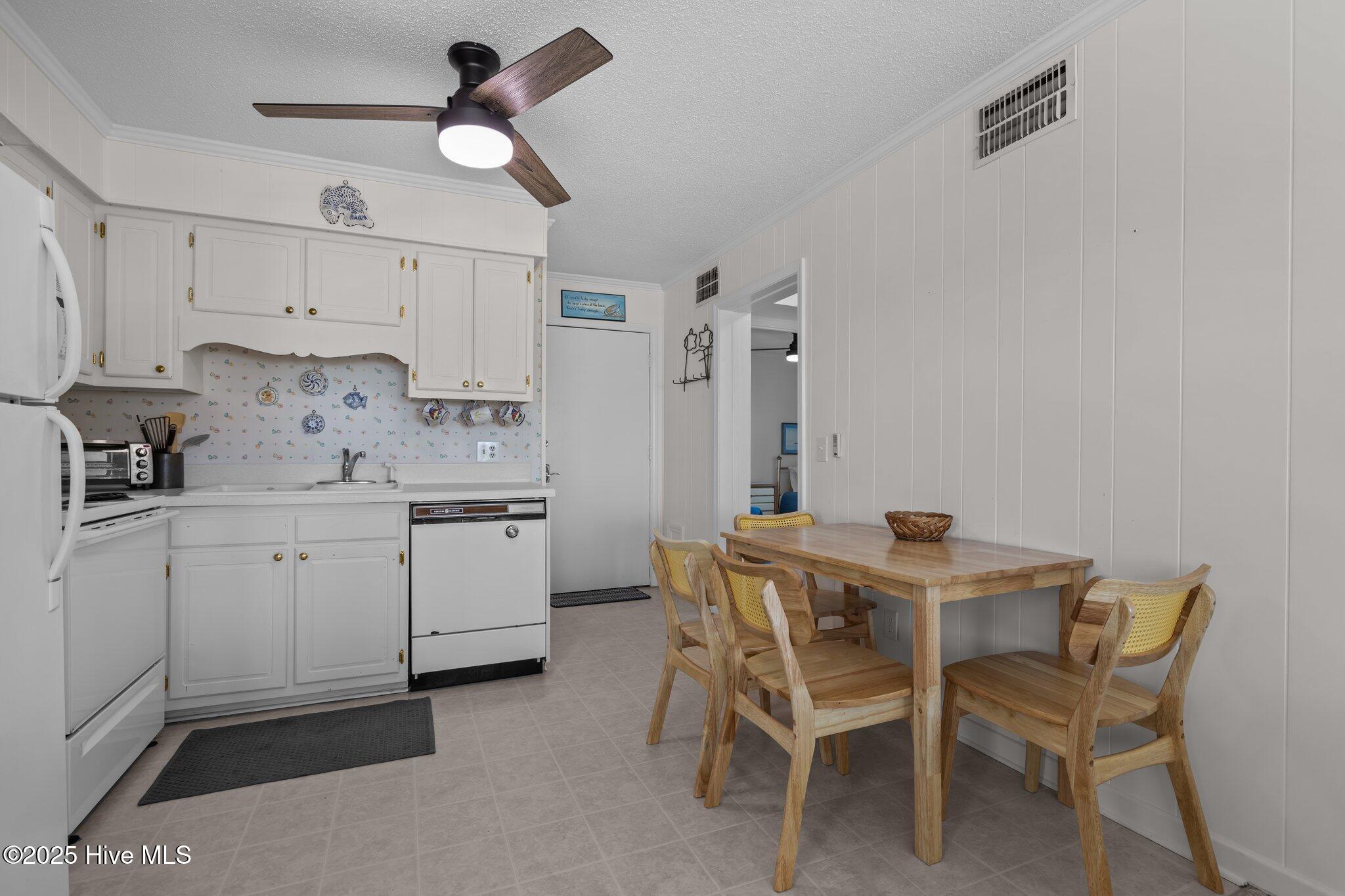 2008 East Fort Macon Road, Unit H13 Atlantic Beach, NC 28512 - Photo 23 of 40 Kitchen/Dining