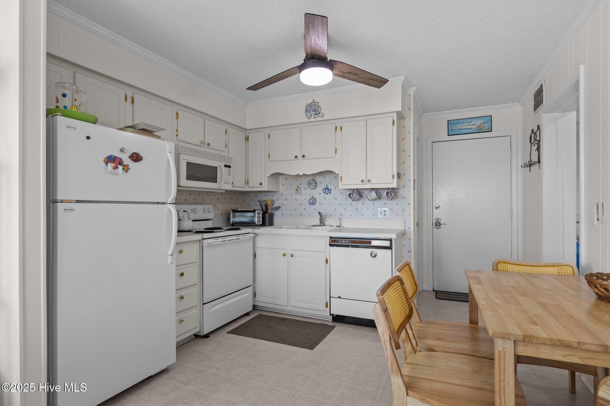 2008 East Fort Macon Road, Unit H13 Atlantic Beach, NC 28512 - Photo 24 of 40 Kitchen/Dining