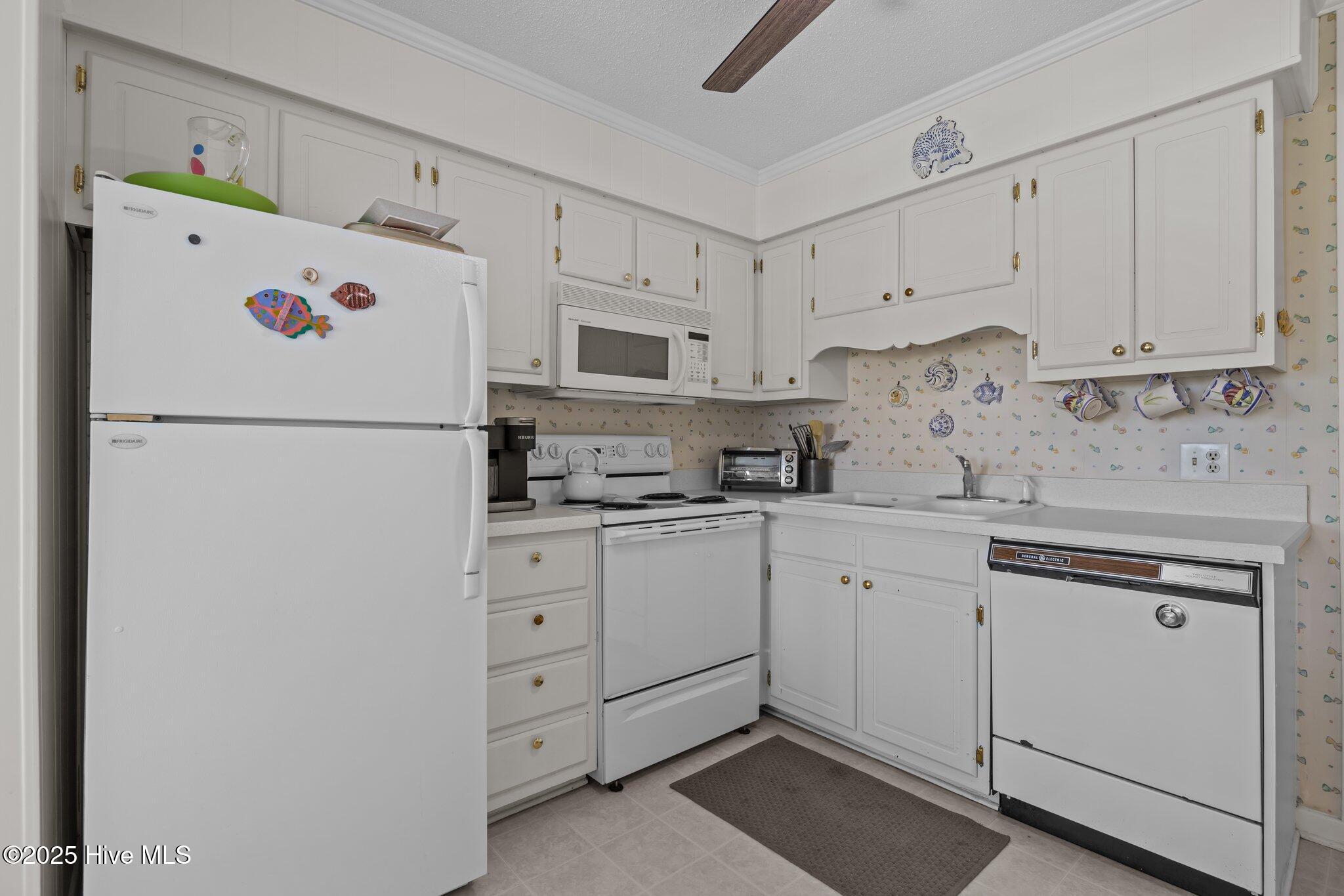 2008 East Fort Macon Road, Unit H13 Atlantic Beach, NC 28512 - Photo 26 of 40 Kitchen
