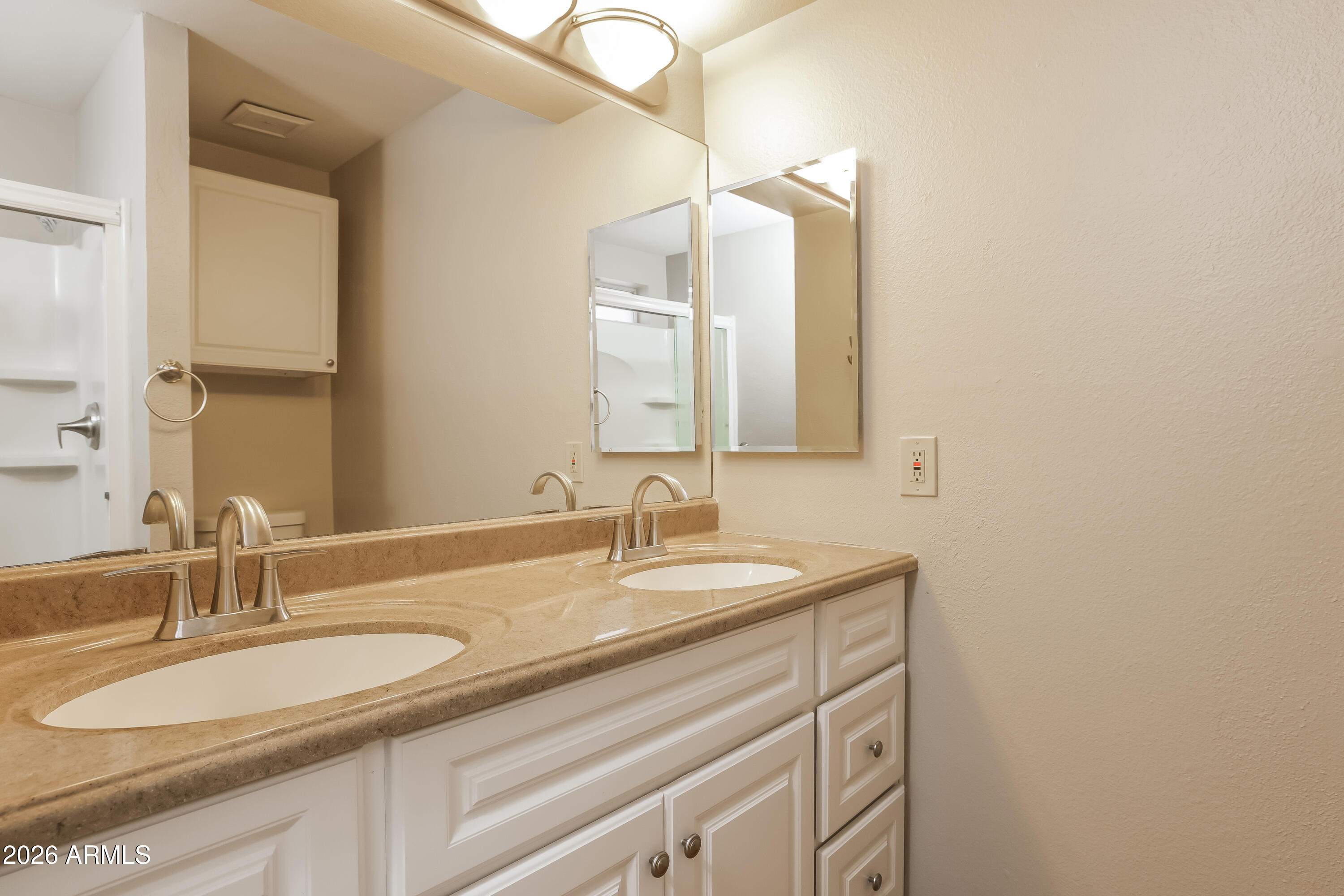 5620 West Hearn Road Glendale, AZ 85306 - Photo 11 of 15 1006311.5620 W HEARN RD - Main Bathroom