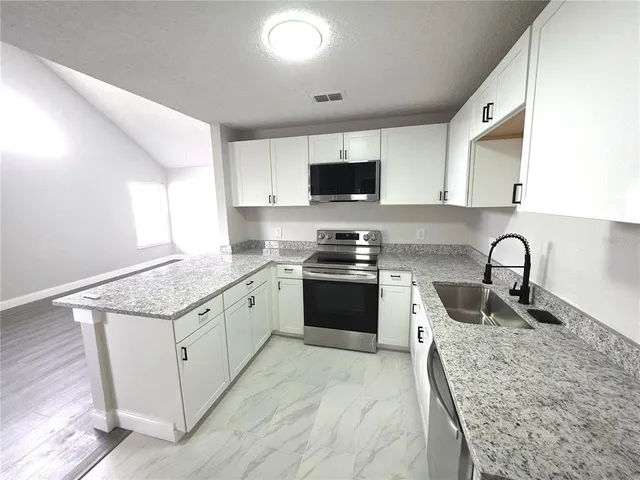 $1,800 | 12219 Armenia Gables Circle, Unit 12219, Tampa, FL 33612