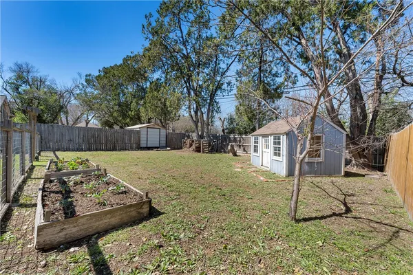 a view of a house with backyard