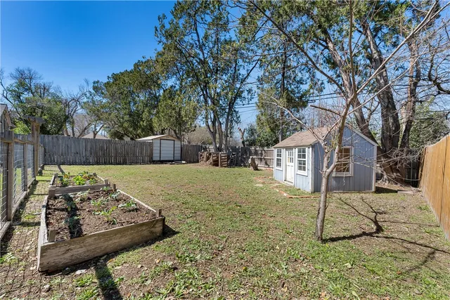 a view of a house with backyard