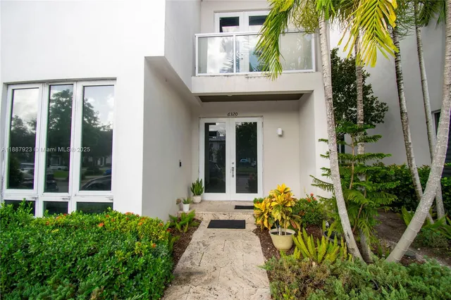 $4,950 | 6320 North W 104th Path, Unit 6320, Doral, FL 33178