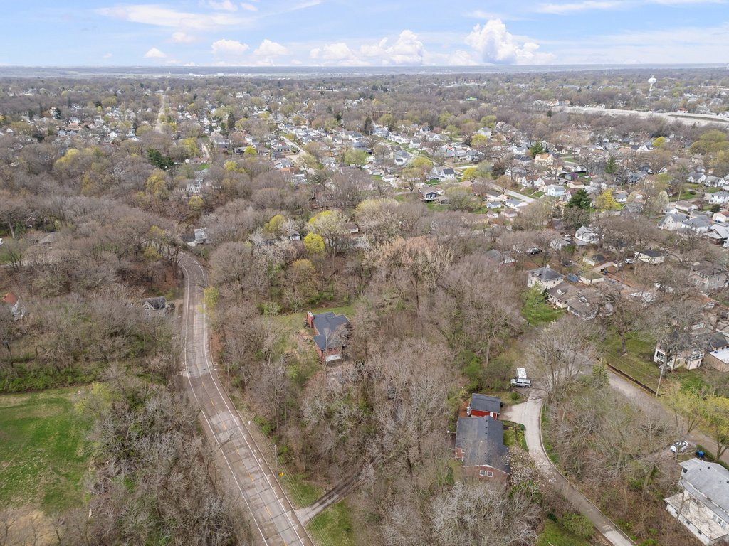 1031 27th Street Moline, IL 61265 - Photo 3 of 36 view of city and mountain