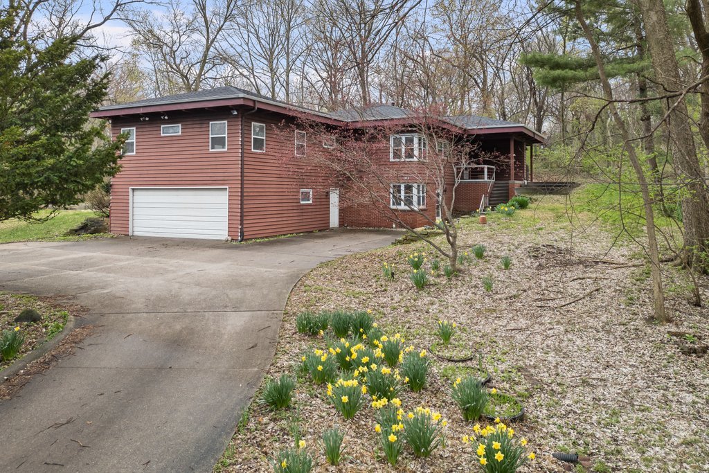 1031 27th Street Moline, IL 61265 - Photo 6 of 36 a front view of a house with garden