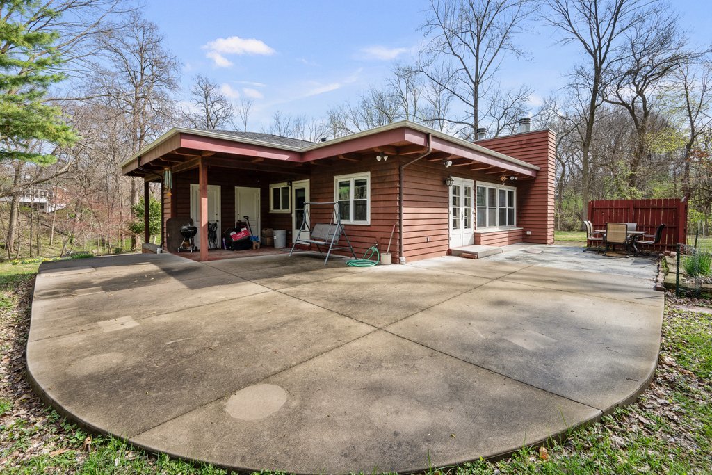 1031 27th Street Moline, IL 61265 - Photo 8 of 36 a view of a house