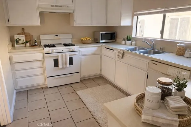 $2,700 | 1826 Silver Lake Boulevard, Unit B, Los Angeles, CA 90026