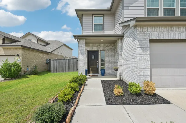 a picture of a bathroom with mirror