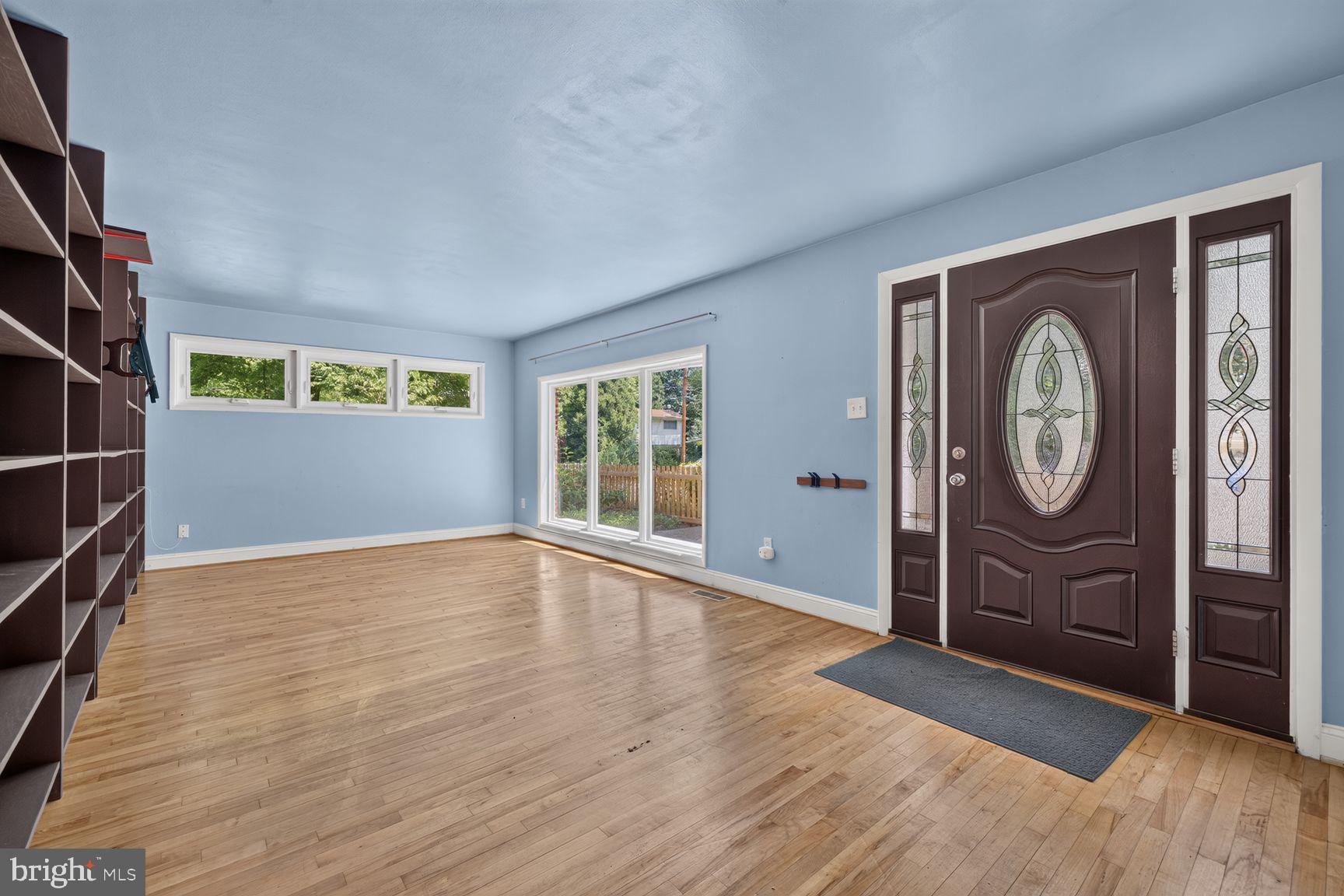220 Thistle Drive Silver Spring, MD 20901 - Photo 5 of 30 Living Room