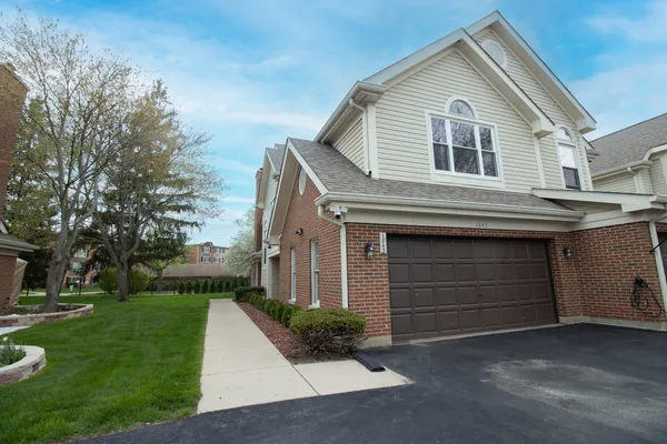 $3,200 | 1843 West White Oak Street, Unit 61, Arlington Heights, IL 60005