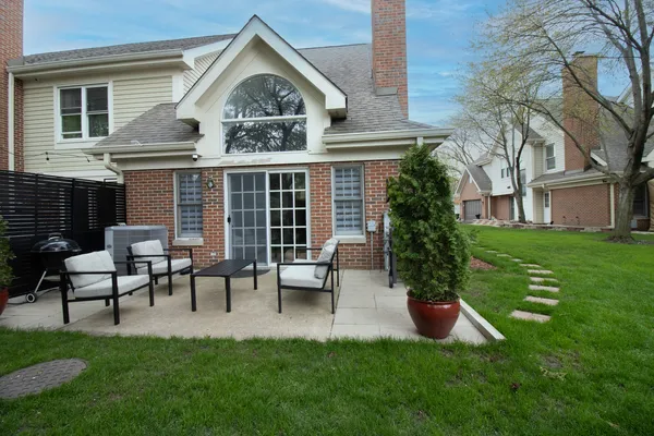 $3,200 | 1843 West White Oak Street, Unit 61, Arlington Heights, IL 60005