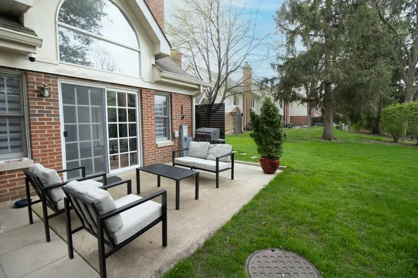$3,200 | 1843 West White Oak Street, Unit 61, Arlington Heights, IL 60005