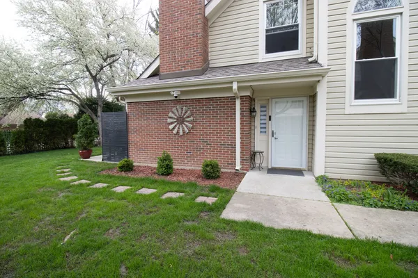 $3,200 | 1843 West White Oak Street, Unit 61, Arlington Heights, IL 60005