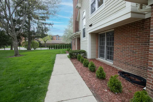 $3,200 | 1843 West White Oak Street, Unit 61, Arlington Heights, IL 60005