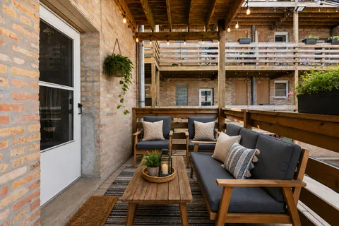 $449,900 | 3124 West Cullom Avenue, Unit 1, Chicago, IL 60618