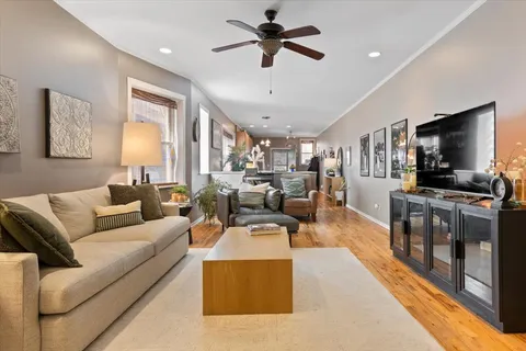 $449,900 | 3124 West Cullom Avenue, Unit 1, Chicago, IL 60618