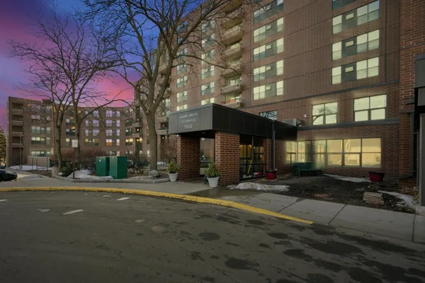 $84,900 | 7600 Golden Valley Road, Unit 405, Golden Valley, MN 55427