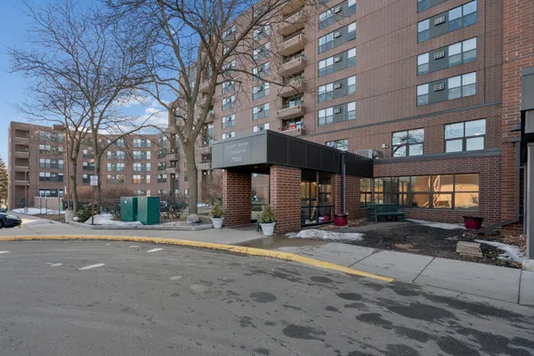 $84,900 | 7600 Golden Valley Road, Unit 405, Golden Valley, MN 55427