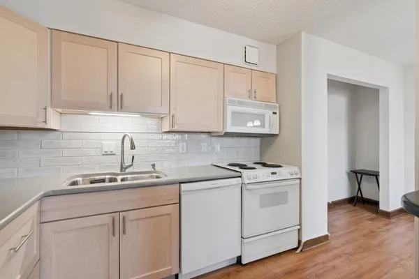 $84,900 | 7600 Golden Valley Road, Unit 405, Golden Valley, MN 55427