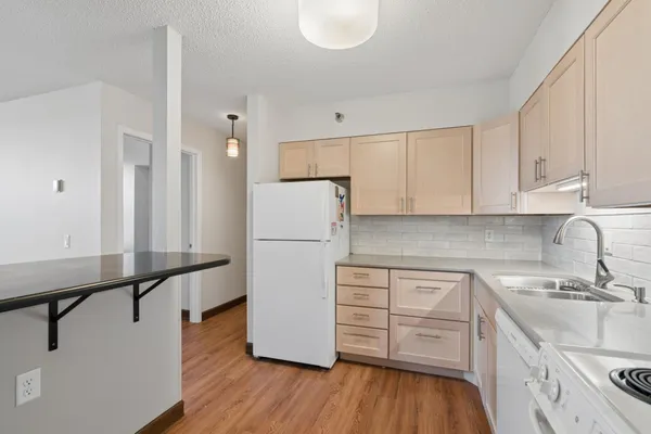$84,900 | 7600 Golden Valley Road, Unit 405, Golden Valley, MN 55427