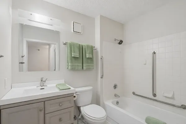 $84,900 | 7600 Golden Valley Road, Unit 405, Golden Valley, MN 55427