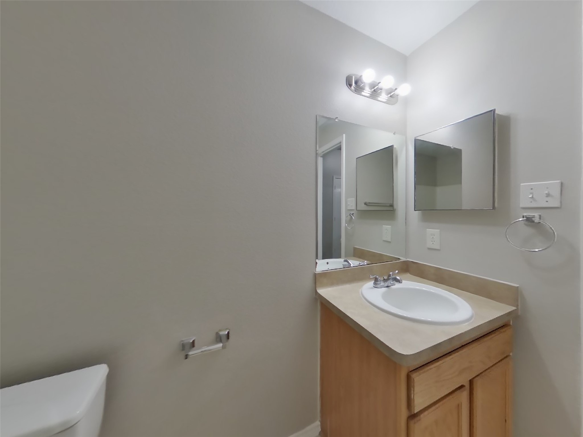 8227 Radial Court Rosharon, TX 77583 - Photo 11 of 16 a bathroom with a sink and a mirror