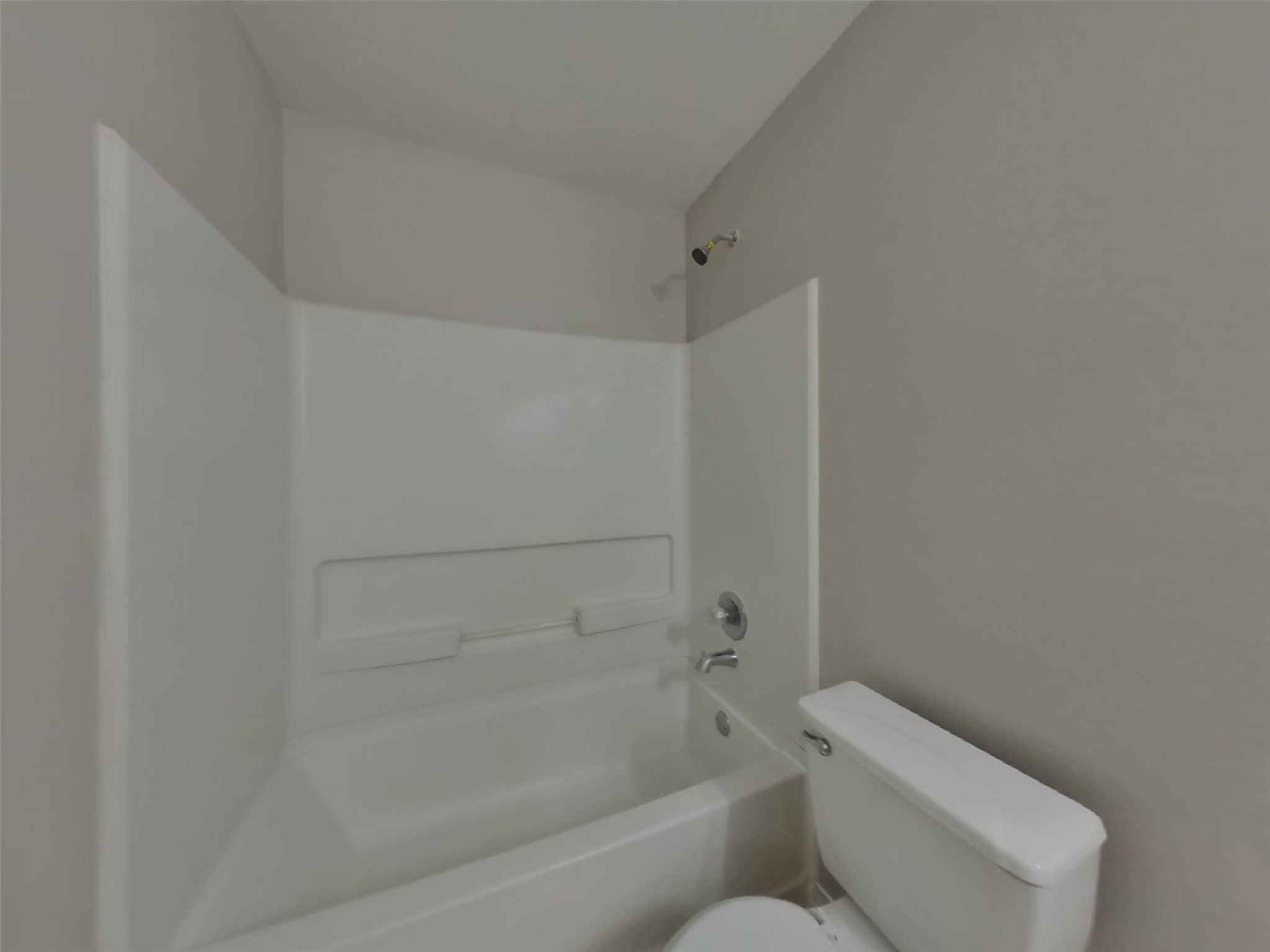 8227 Radial Court Rosharon, TX 77583 - Photo 10 of 16 a bathroom with a toilet and bathtub