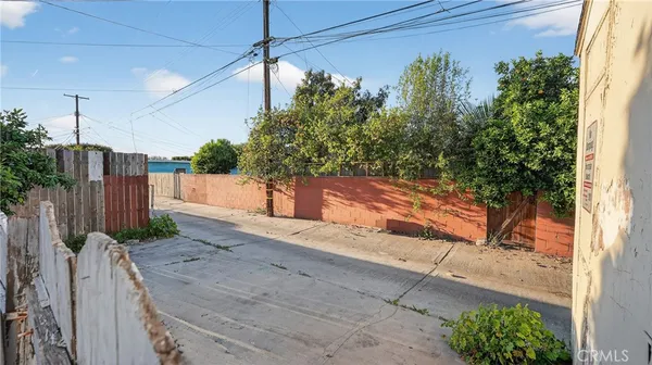 a view of a backyard with pathway