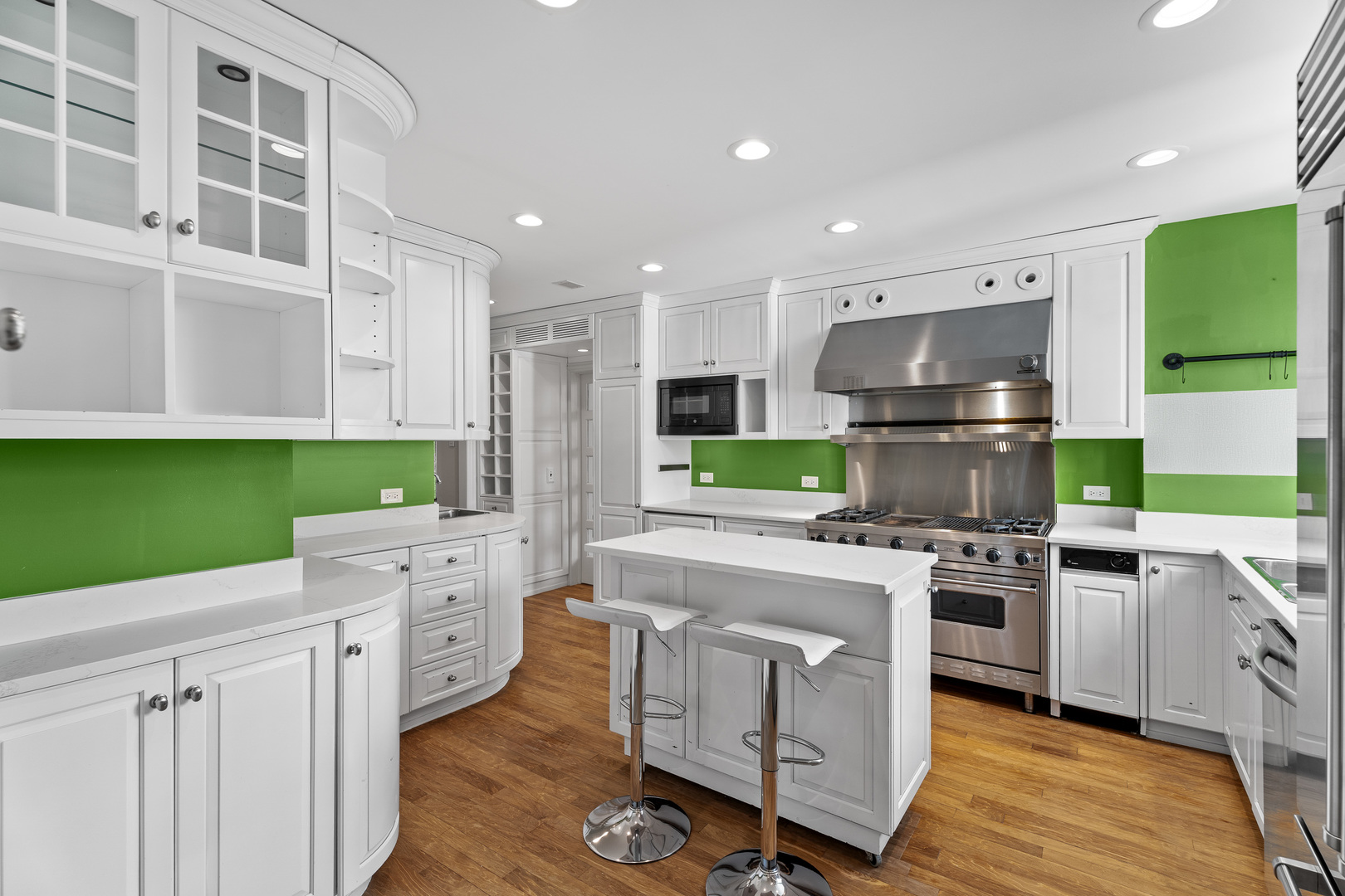 2912 North Commonwealth Avenue, Unit 11CD Chicago, IL 60657 - Photo 11 of 33