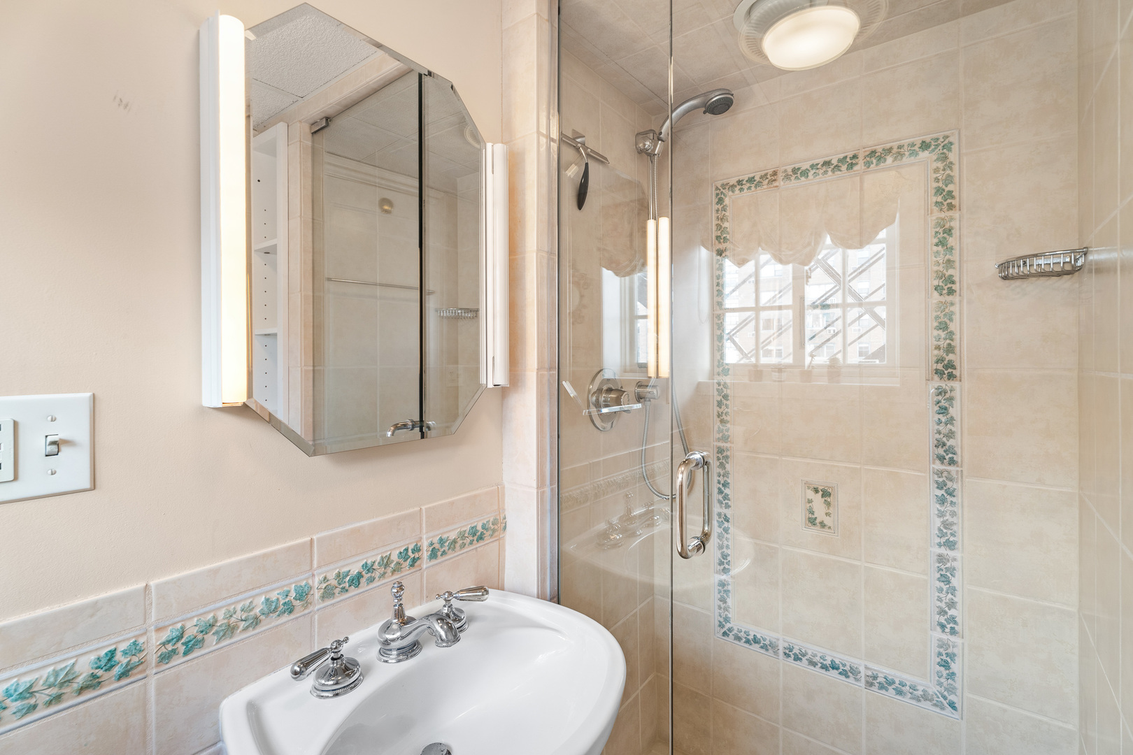 2912 North Commonwealth Avenue, Unit 11CD Chicago, IL 60657 - Photo 15 of 33