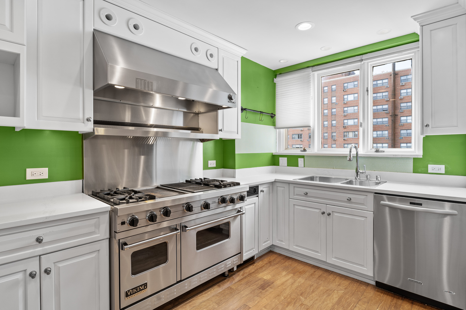 2912 North Commonwealth Avenue, Unit 11CD Chicago, IL 60657 - Photo 9 of 33