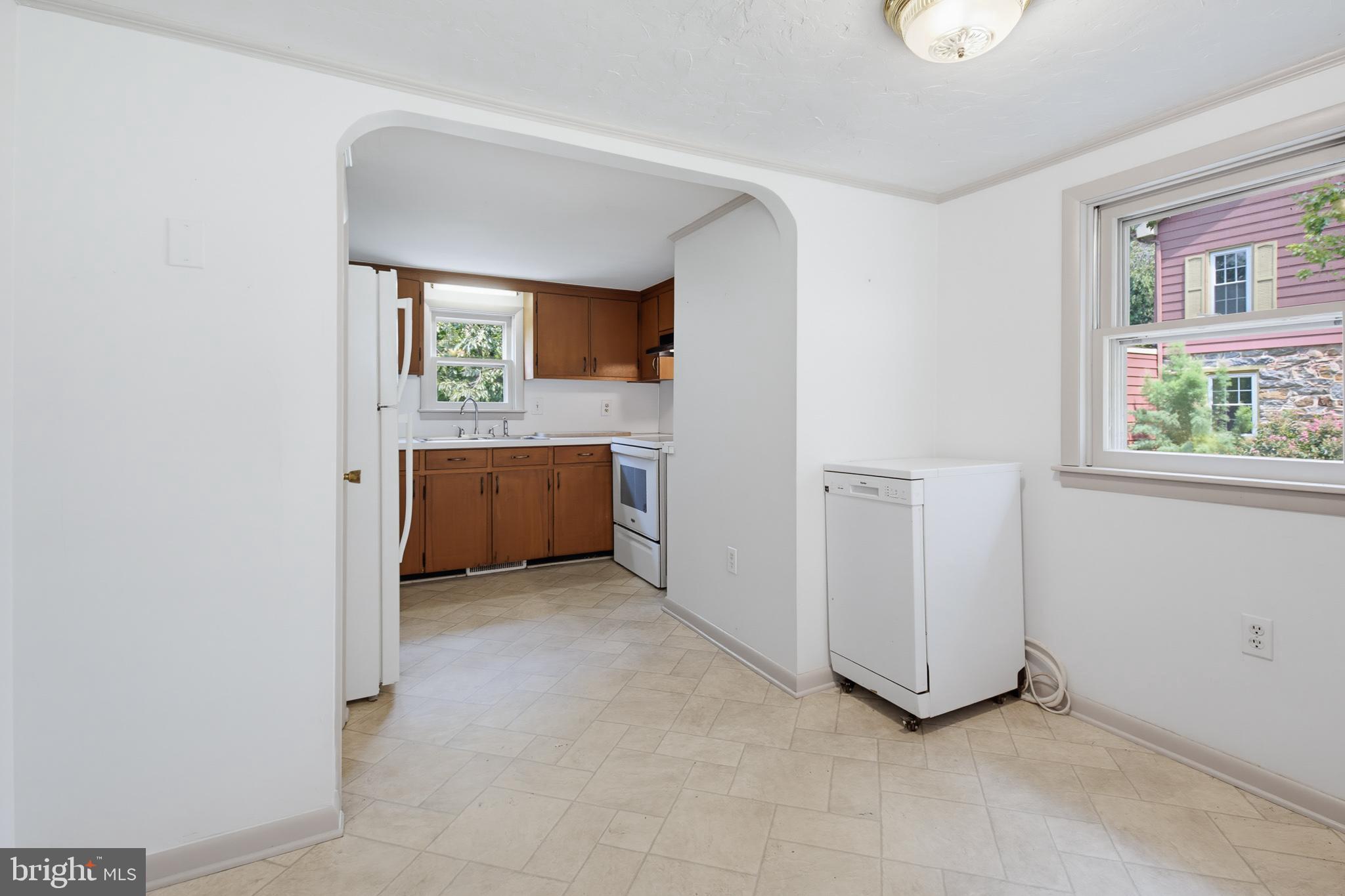 728 Academy Road York, PA 17406 - Photo 35 of 77 Spring House Kitchen/Dining area