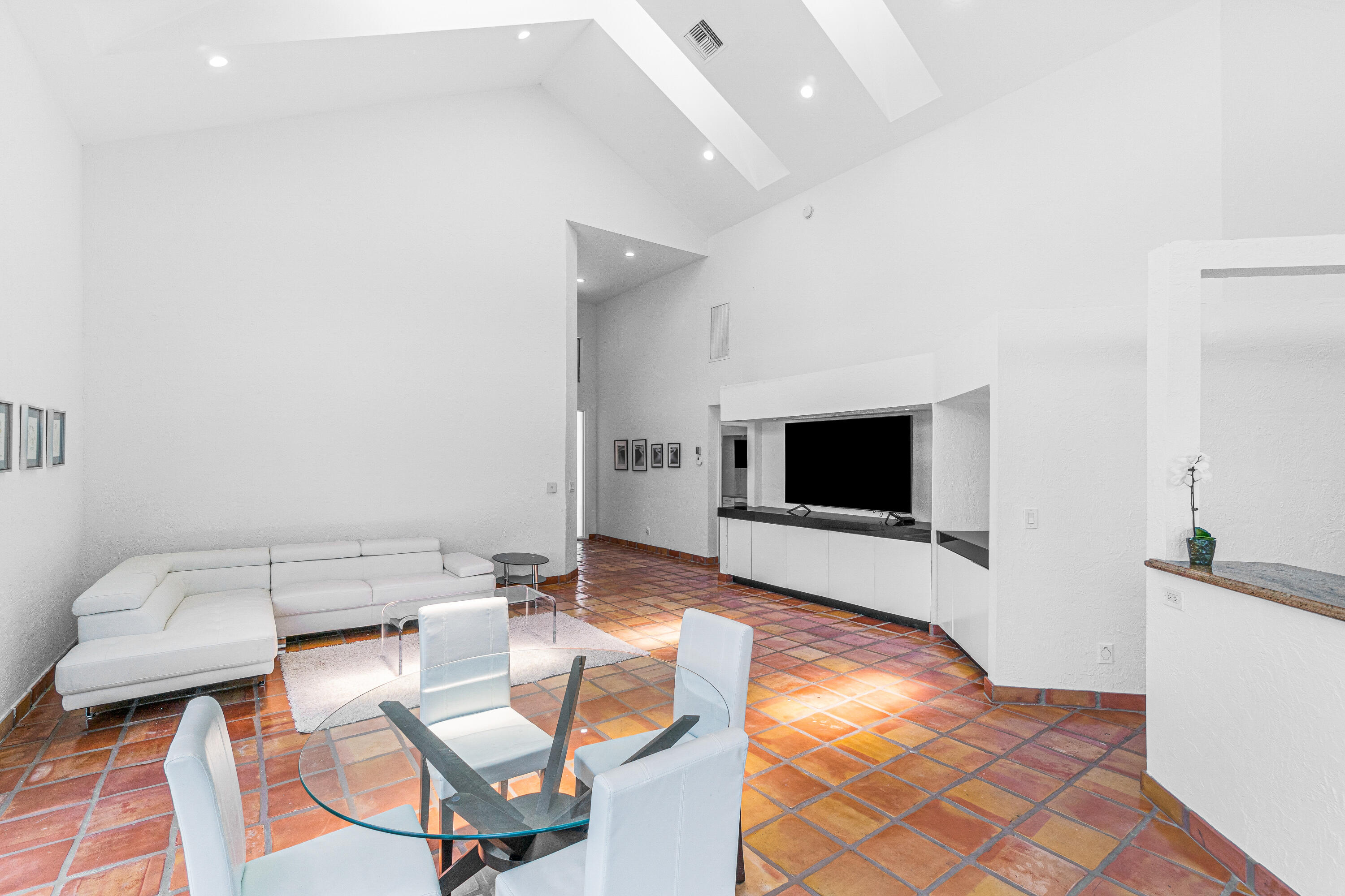 17033 Ryton Lane Boca Raton, FL 33496 - Photo 5 of 30 006-17033RytonLane-BocaRaton-FL-33496-FU