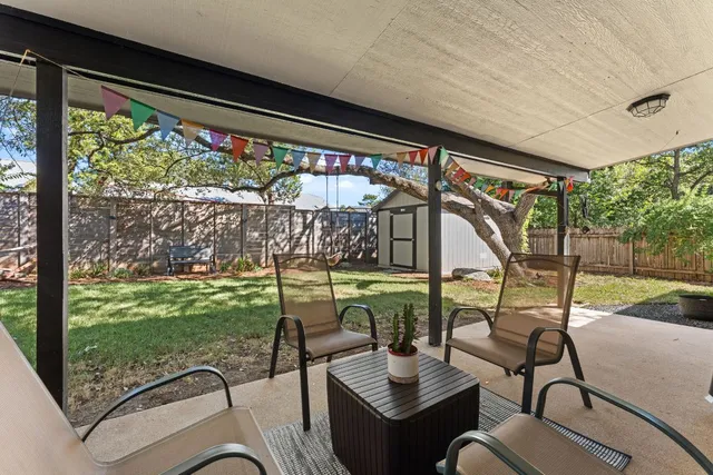 a view of a yard with an tree