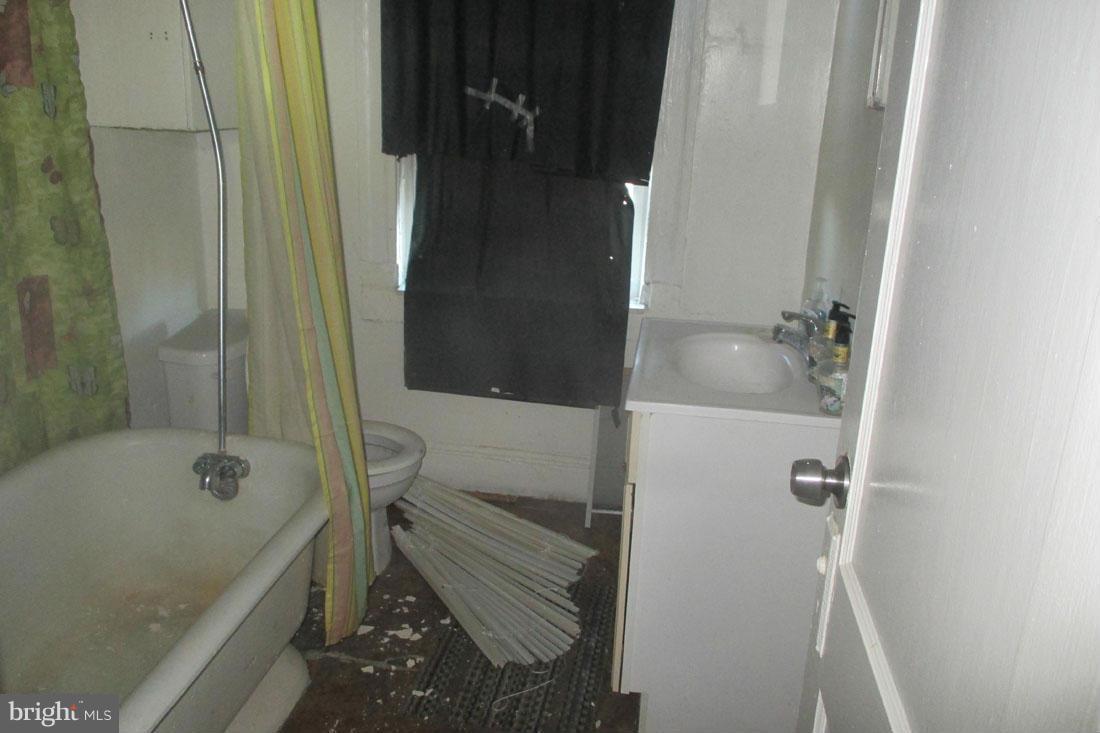 4523 Pimlico Road Baltimore, MD 21215 - Photo 5 of 8 Bath