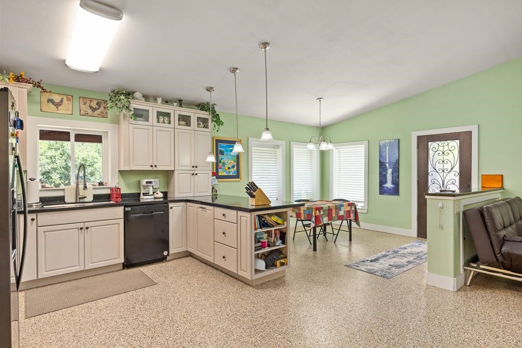 144 Roland Trail Kerrville, TX 78028 - Photo 5 of 29 Gallery Image 5