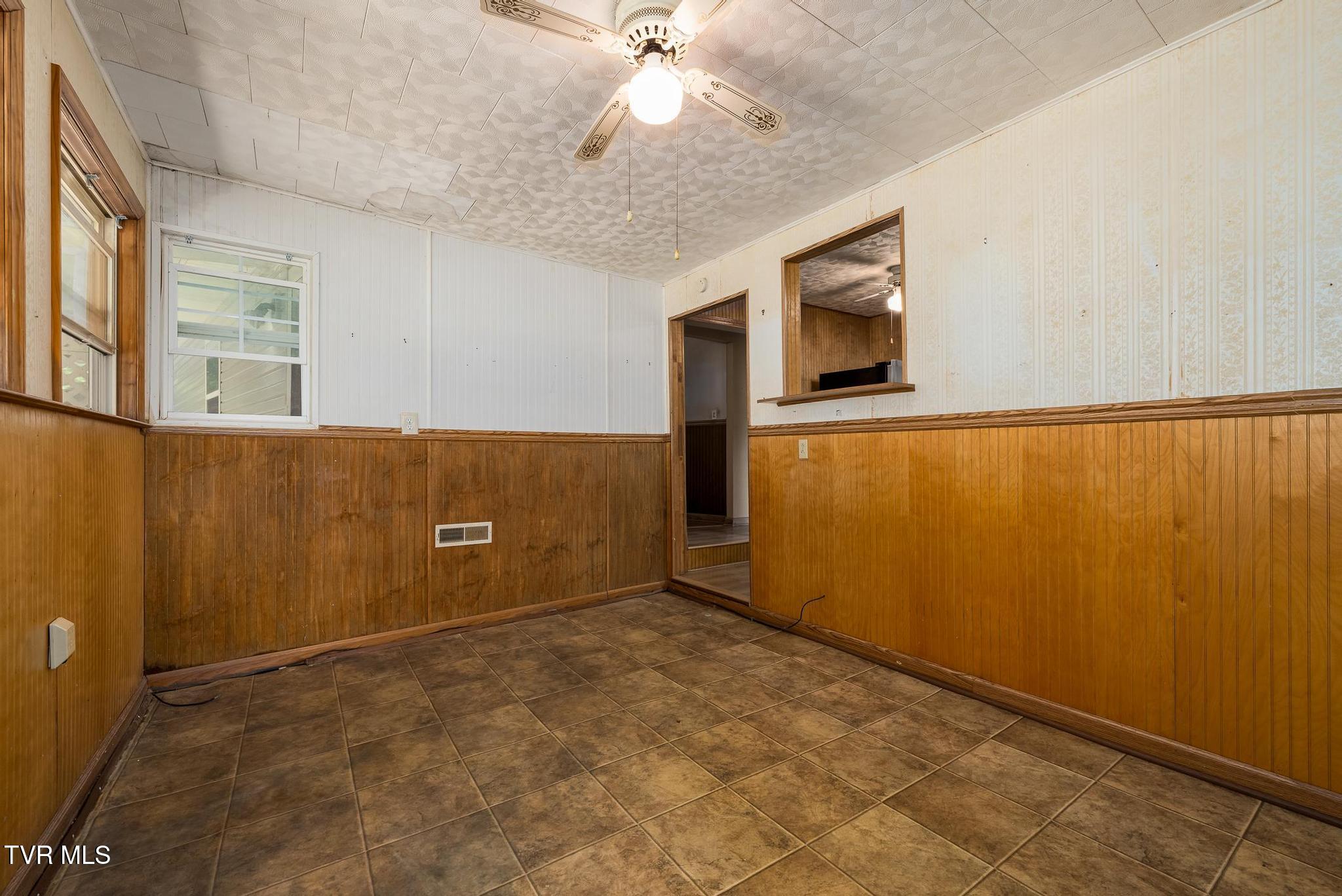 10590 Oak Grove Road Bristol, VA 24202 - Photo 5 of 42 10590 Oak Grove Rd (63 of 78)