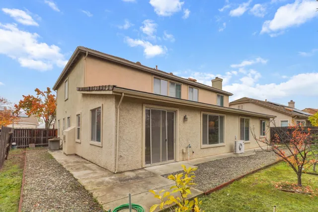 a view of a house with backyard
