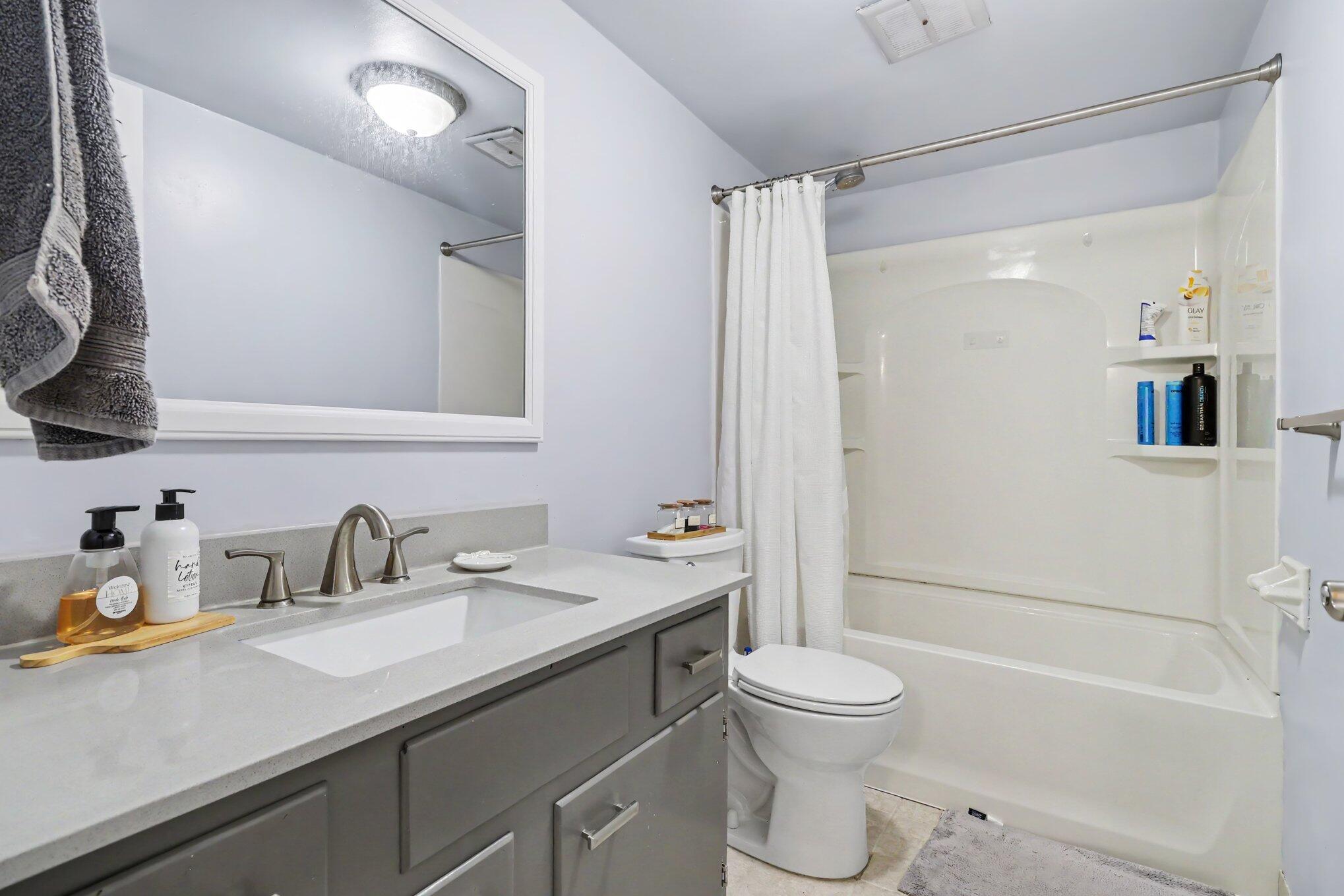 756 West Kilgore Road, Unit 205 Kalamazoo, MI 49008 - Photo 12 of 16 014_file_6199
