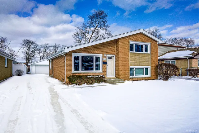 $292,000 | 3808 153rd Place, Midlothian, IL 60445