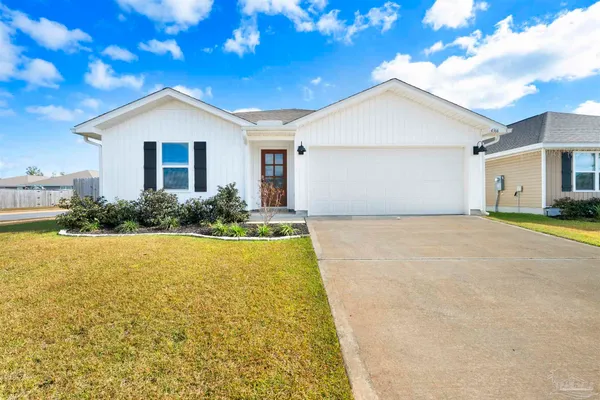 a view of a house with yard and garage