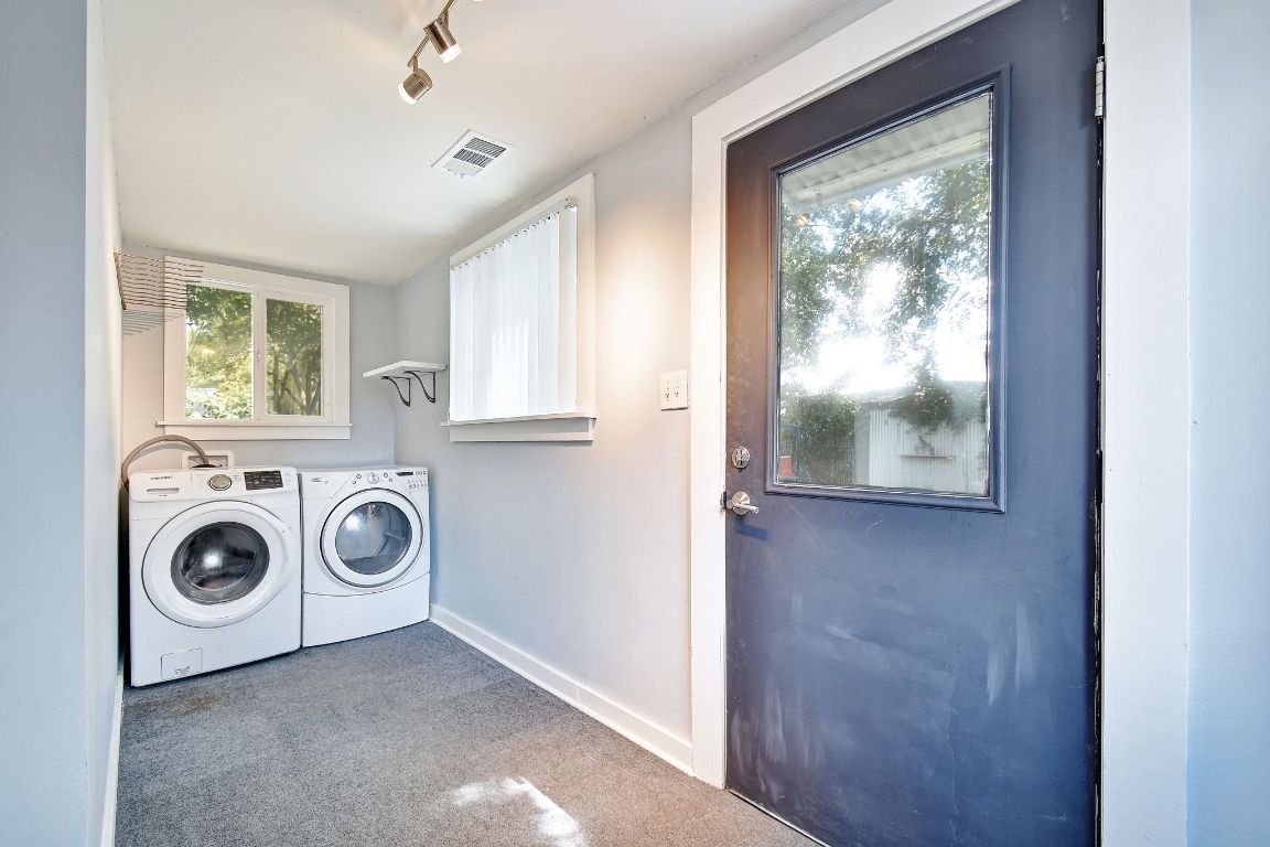 717 South Laurel Avenue Luling, TX 78648 - Photo 18 of 34 a utility room with dryer and washer