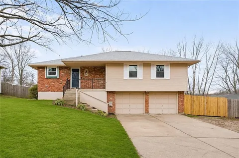 $344,000 | 310 Southeast Shamrock Lane, Blue Springs, MO 64014
