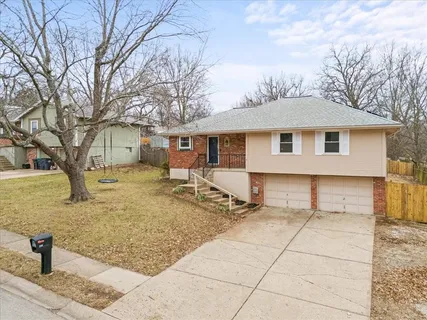 $344,000 | 310 Southeast Shamrock Lane, Blue Springs, MO 64014