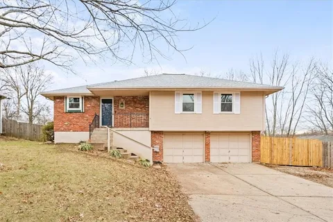 $344,000 | 310 Southeast Shamrock Lane, Blue Springs, MO 64014