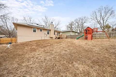 $344,000 | 310 Southeast Shamrock Lane, Blue Springs, MO 64014