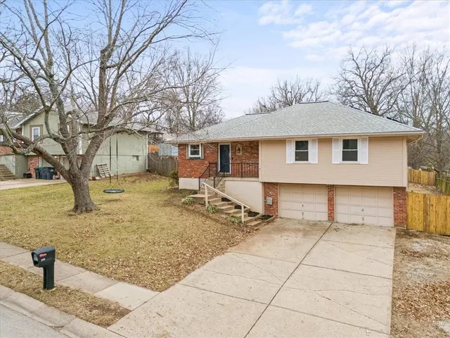 $344,000 | 310 Southeast Shamrock Lane, Blue Springs, MO 64014