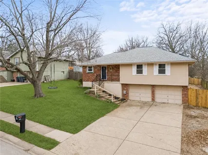 $344,000 | 310 Southeast Shamrock Lane, Blue Springs, MO 64014
