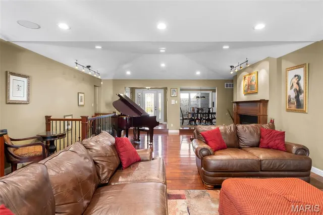 $1,025,000 | 6414 Country Club Road, Washington, MO 63090